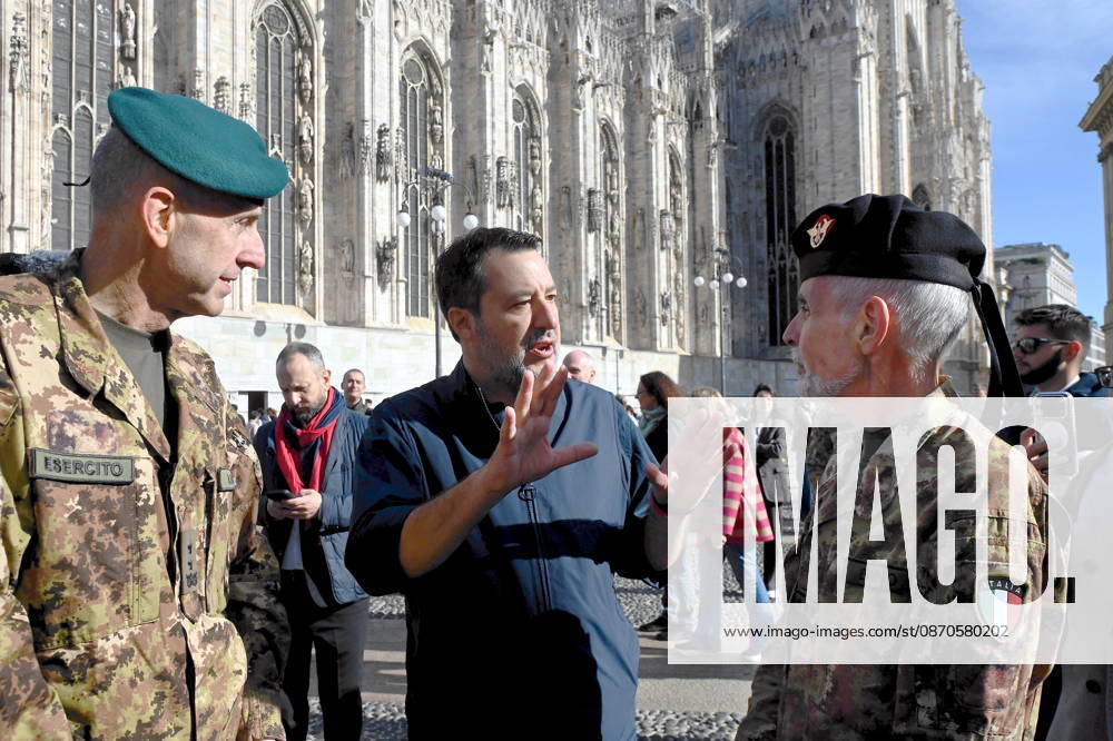 IPA90110712 - Milan, October 24, 2026: Paratroopers from the Folgore Brigade meet Matteo Salvini in Piazza Duomo