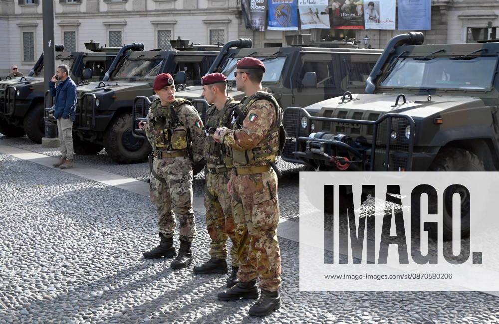 IPA90110801 - Milan, October 24, 2026: Paratroopers from the Folgore Brigade in Piazza Duomo