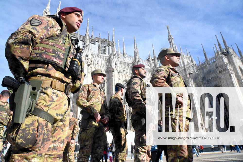 IPA90110867 - Milan, October 24, 2026: Paratroopers from the Folgore Brigade in Piazza Duomo