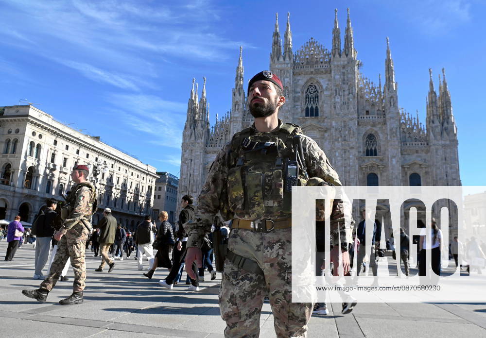IPA90110597 - Milan, October 24, 2026: Paratroopers from the Folgore Brigade in Piazza Duomo