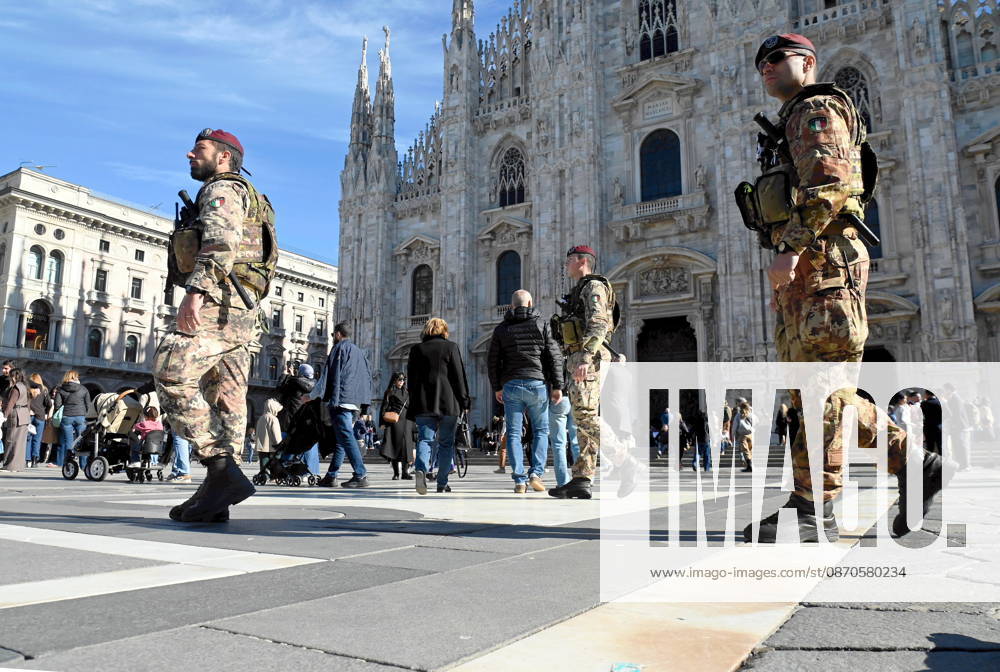 IPA90110605 - Milan, October 24, 2026: Paratroopers from the Folgore Brigade in Piazza Duomo