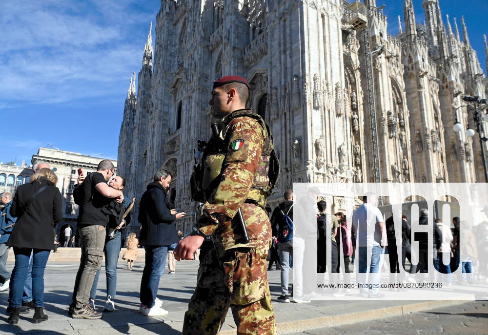 IPA90110608 - Milan, October 24, 2026: Paratroopers from the Folgore Brigade in Piazza Duomo
