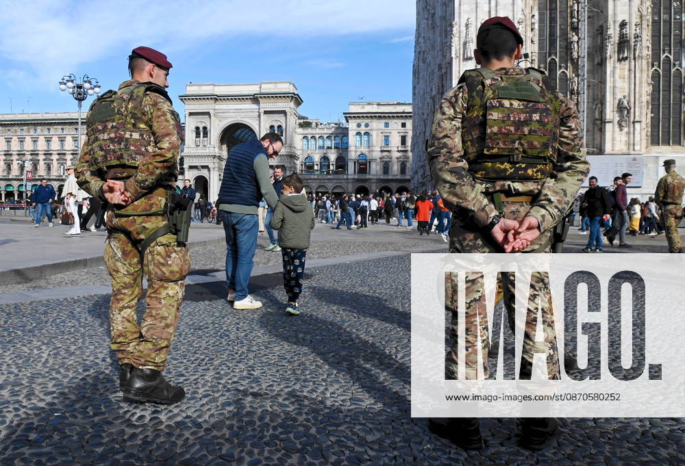 IPA90110741 - Milan, October 24, 2026: Paratroopers from the Folgore Brigade in Piazza Duomo
