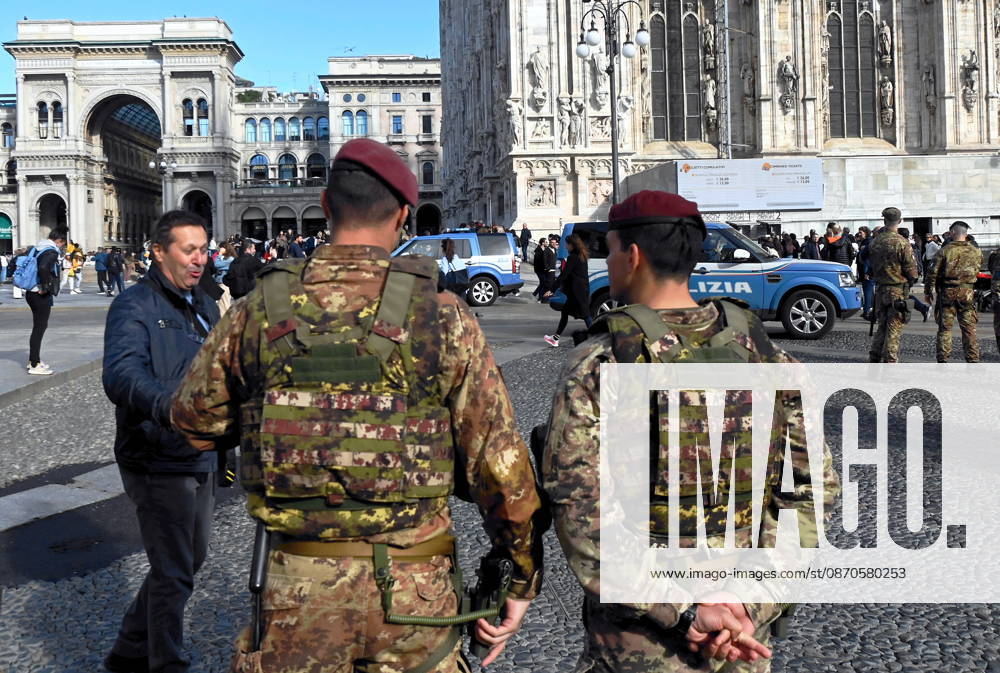 IPA90110783 - Milan, October 24, 2026: Paratroopers from the Folgore Brigade in Piazza Duomo