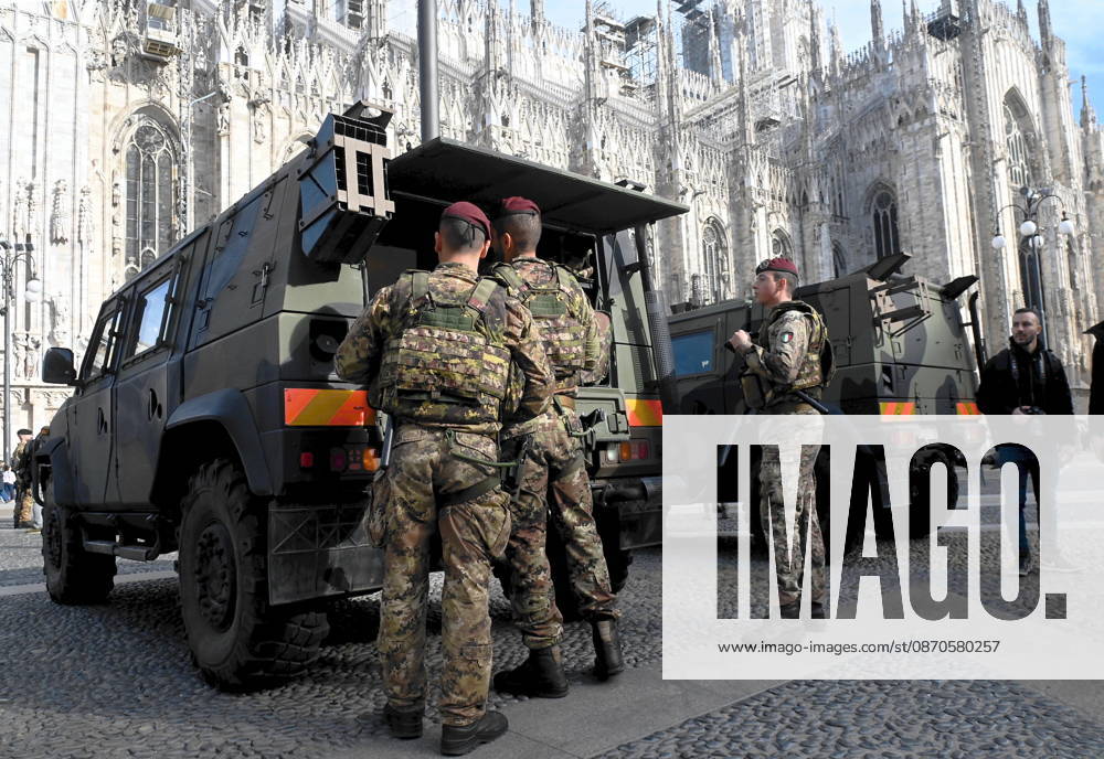 IPA90110863 - Milan, October 24, 2026: Paratroopers from the Folgore Brigade in Piazza Duomo