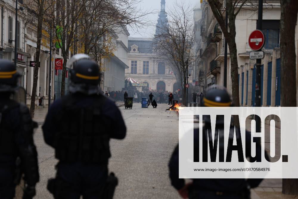 OCTOBER 24 PROTESTS PHOTOPQR LA NOUVELLE REPUBLIQUE Mathieu Herduin Poitiers The protest called for by the Yellow Vests in Poitiers, October 26, 2026 France Oct. 24, 2026 Another day of protests this Saturday, and amid fears of renewed violence and looting, restrictions on freedom of movement and assembly have multiplied, drawing sharp criticism from civil liberties groups Poitiers, France