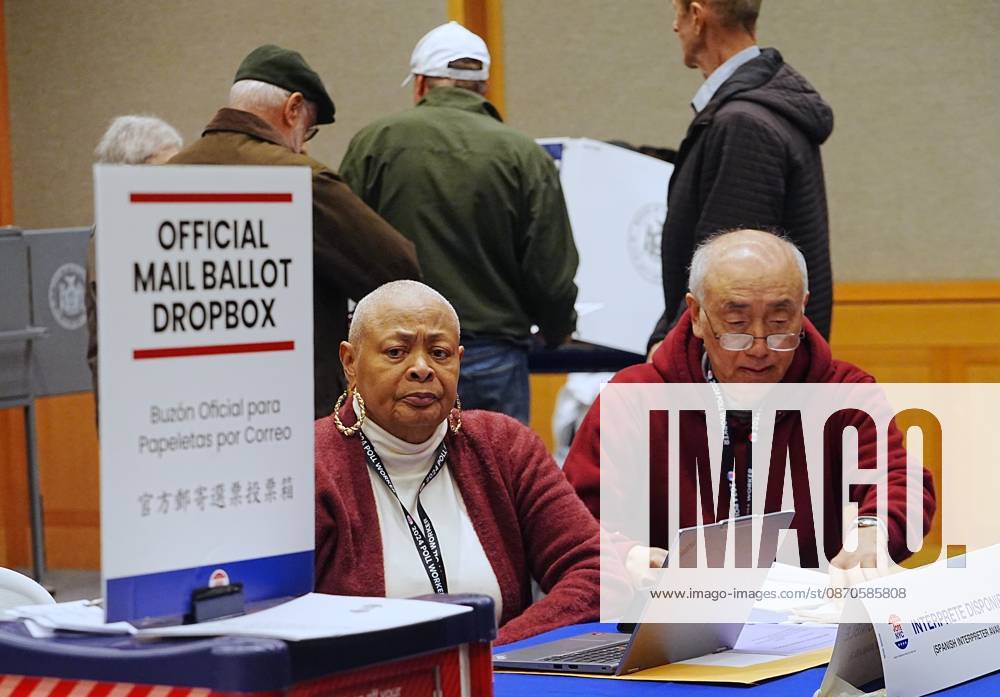 Early voting begins in New York NEW YORK, UNITED STATES - OCTOBER 24: People take part in early voting in the Midterm Elections at a polling center at the Metropolitan Museum of Art, Manhattan, New York City, on October 24, 2026. Selcuk Acar Anadolu New York United States. Editorial use only. Please get in touch for any other usage.