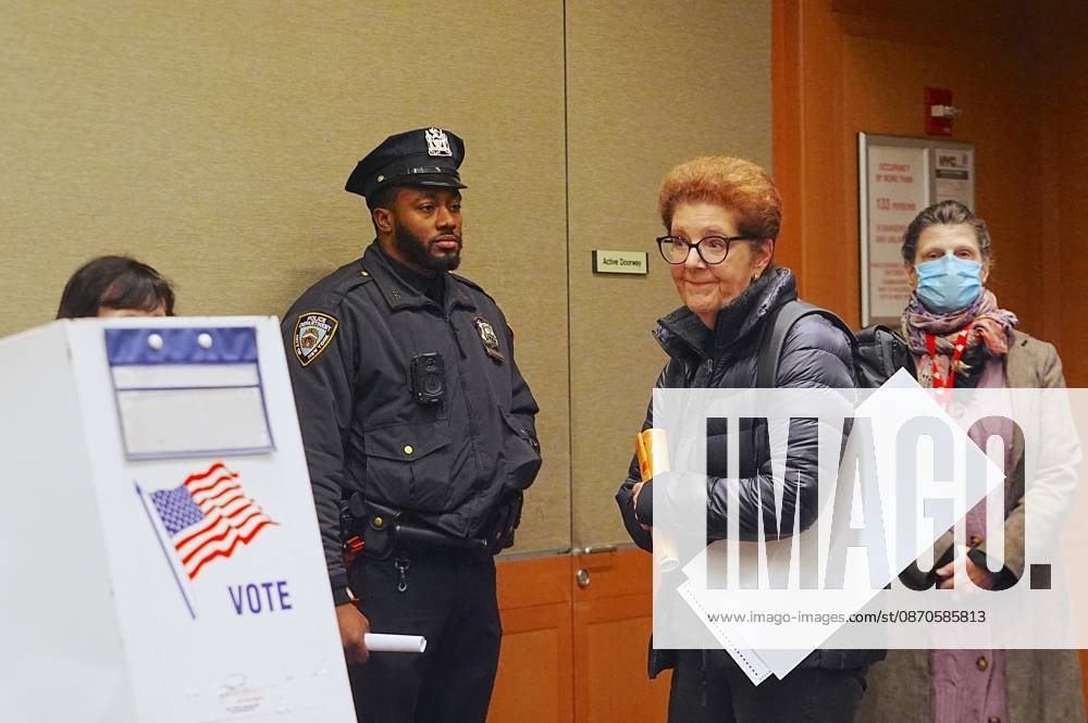 Early voting begins in New York NEW YORK, UNITED STATES - OCTOBER 24: People take part in early voting in the Midterm Elections at a polling center at the Metropolitan Museum of Art, Manhattan, New York City, on October 24, 2026. Selcuk Acar Anadolu New York United States. Editorial use only. Please get in touch for any other usage.