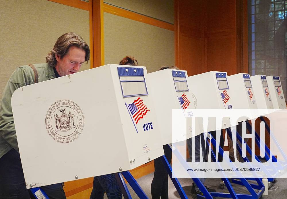 Early voting begins in New York NEW YORK, UNITED STATES - OCTOBER 24: People take part in early voting in the Midterm Elections at a polling center at the Metropolitan Museum of Art, Manhattan, New York City, on October 24, 2026. Selcuk Acar Anadolu New York United States. Editorial use only. Please get in touch for any other usage.