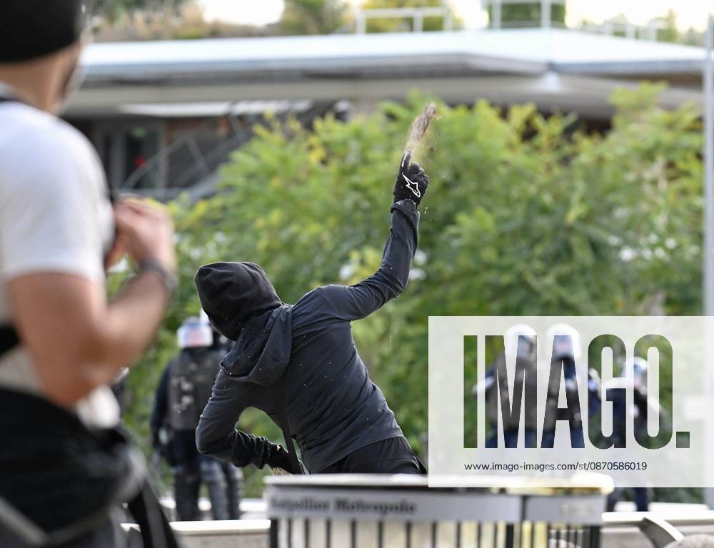 PROTESTS ON OCTOBER 24 PHOTOPQR LE MIDI LIBRE JEAN MICHEL MART MONTPELLIER 10 24 2026 MONTPELLIER, OCTOBER 24, 2026 PROTEST BANNED NEAR THE ZUCCAREL BRIDGELI France Oct. 24, 2026 Another day of protests this Saturday, and amid fears of renewed violence and looting, restrictions on freedom of movement and assembly have multiplied, drawing sharp criticism from civil liberties groups MONTPELLIER HERAULT France