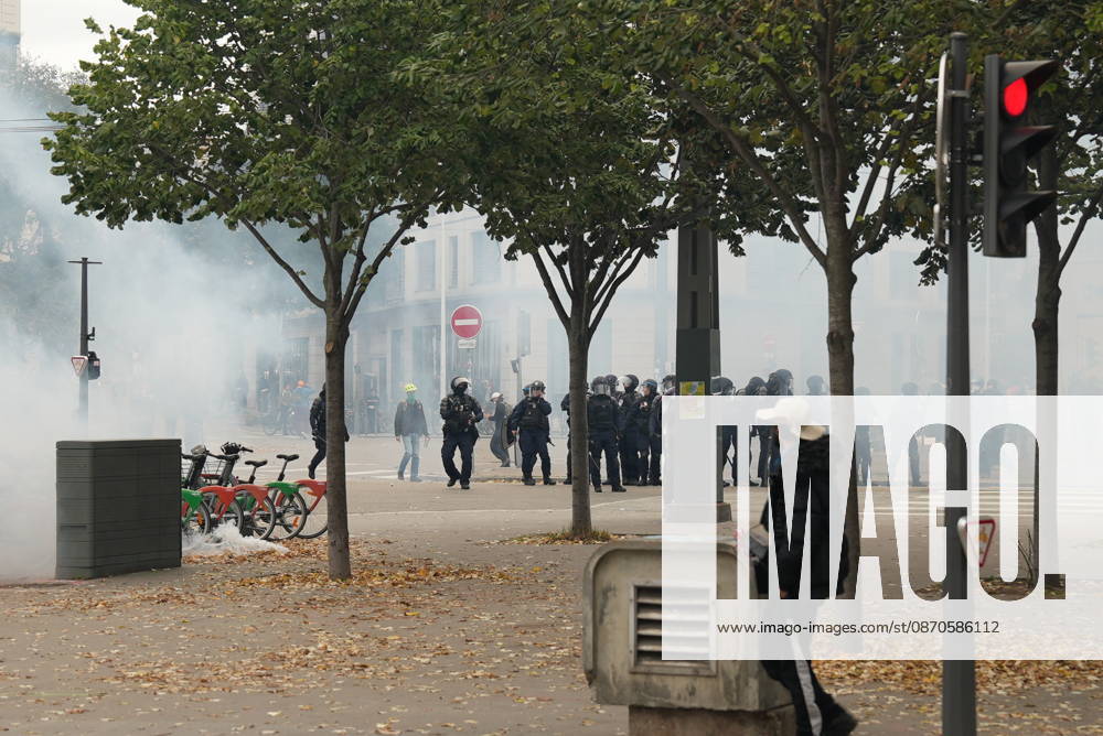 Police intervene in protesters during demonstrations in Lyon LYON, FRANCE - OCTOBER 24: French policemen take measures during a demonstration in favor of purchasing power, the protection of public services, and fiscal and social justice, in Lyon, France on October 24, 2026 as part of a nationwide call for mobilisation bringing together former members of the Yellow Vest movement, labor unions, high school and university students. Mathieu Prudhomme Anadolu Lyon France. Editorial use only. Please get in touch for any other usage.