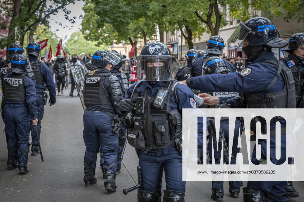 Lorraine, Metz: Once again, several hundred people are demonstrating in Metz, France, on Saturday—students, university students, labor unions, and Yellow Vests gathered at the Place de la République. From there, they marched through the city center to the Centre Pompidou Metz. Escorted by a heavy police presence, the demonstration proceeded peacefull Protest241026001