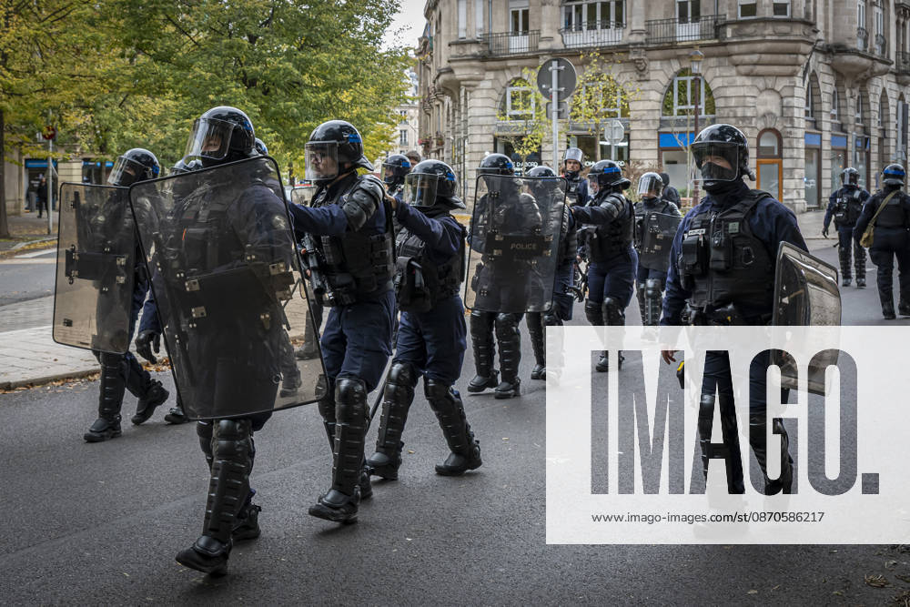Lorraine, Metz: Once again, several hundred people are demonstrating in Metz, France, on Saturday—students, university students, labor unions, and Yellow Vests gathered at the Place de la République. From there, they marched through the city center to the Centre Pompidou Metz. Escorted by a heavy police presence, the demonstration proceeded peacefull Protest241026001