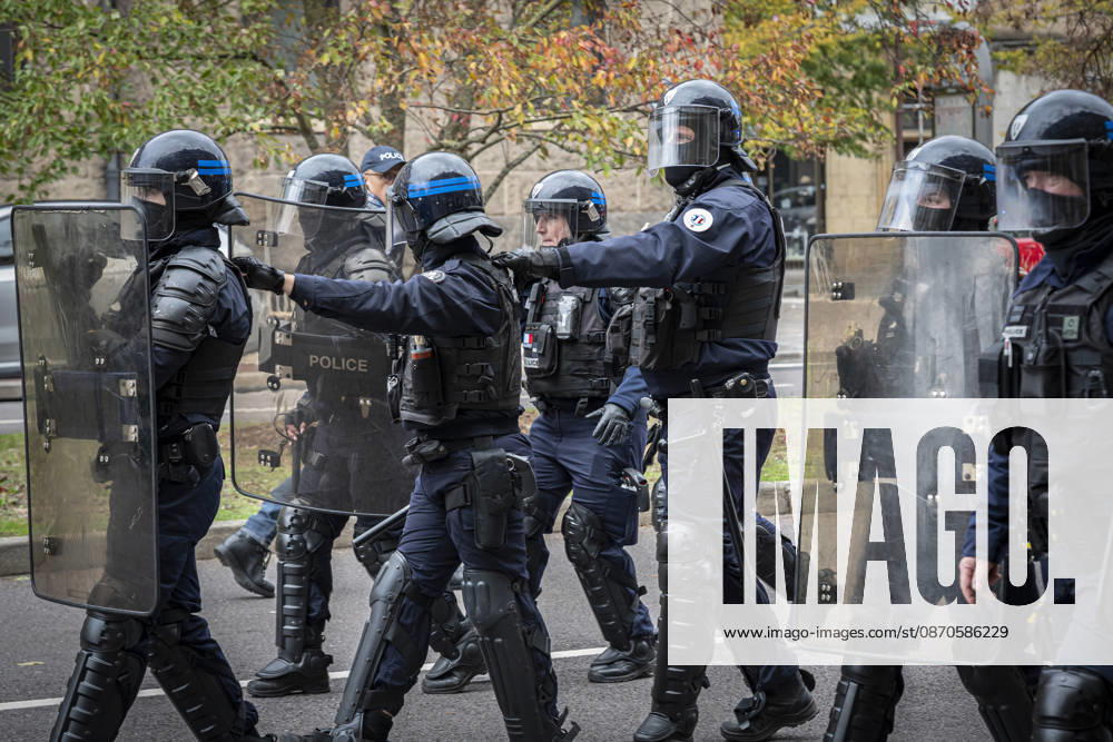 Lorraine, Metz: Once again, several hundred people are demonstrating in Metz, France, on Saturday—students, university students, labor unions, and Yellow Vests gathered at the Place de la République. From there, they marched through the city center to the Centre Pompidou Metz. Escorted by a heavy police presence, the demonstration proceeded peacefull Protest241026001