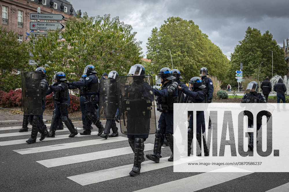 Lorraine, Metz: Once again, several hundred people are demonstrating in Metz, France, on Saturday—students, university students, labor unions, and Yellow Vests gathered at the Place de la République. From there, they marched through the city center to the Centre Pompidou Metz. Escorted by a heavy police presence, the demonstration proceeded peacefull Protest241026001