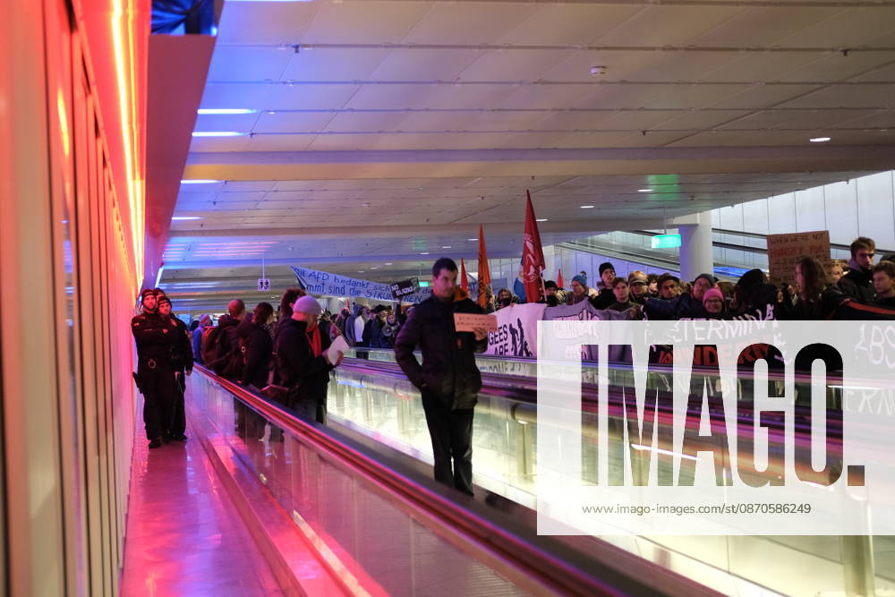 Protest at Munich Airport against planned deportation terminal MUNICH, GERMANY - OCTOBER 24: Protesters carrying banners and flags gather on a moving walkway inside the MAC Forum at Munich Airport during a demonstration against a planned deportation terminal in Munich, Germany on October 24, 2026. The campaign Abschiebeterminal MUC verhindern! opposes federal plans to process deportations at a new facility to be built at the airport from 2028. Merve Goettl Anadolu Munich Germany. Editorial use only. Please get in touch for any other usage.