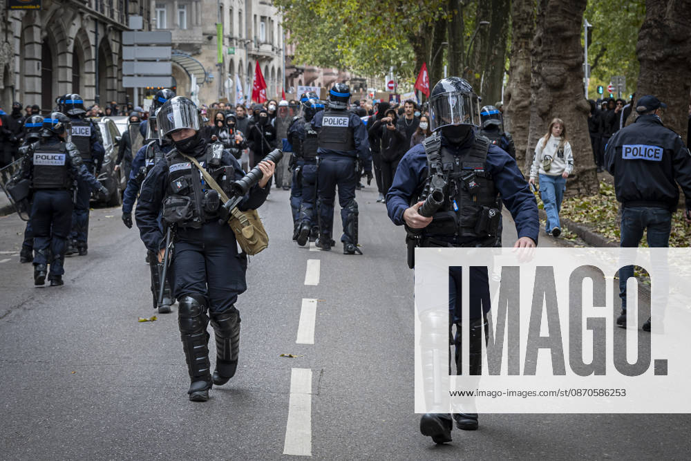 Lorraine, Metz: Once again, several hundred people are demonstrating in Metz, France, on Saturday—students, university students, labor unions, and Yellow Vests gathered at the Place de la République. From there, they marched through the city center to the Centre Pompidou Metz. Escorted by a heavy police presence, the demonstration proceeded peacefull Protest241026001
