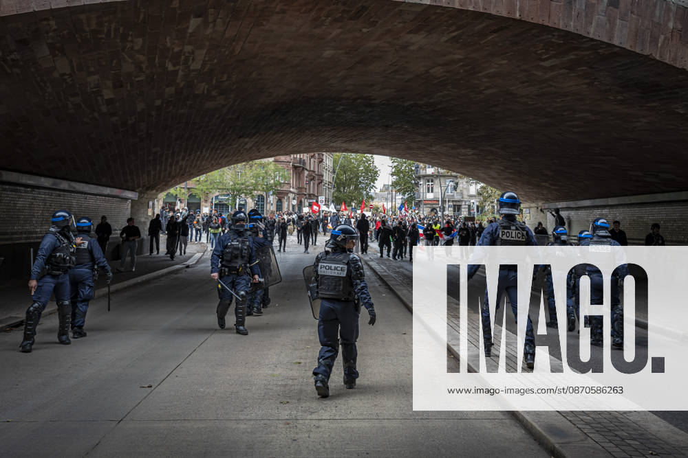 Lorraine, Metz: Once again, several hundred people are demonstrating in Metz, France, on Saturday—students, university students, labor unions, and Yellow Vests gathered at the Place de la République. From there, they marched through the city center to the Centre Pompidou Metz. Escorted by a heavy police presence, the demonstration proceeded peacefull Protest241026001