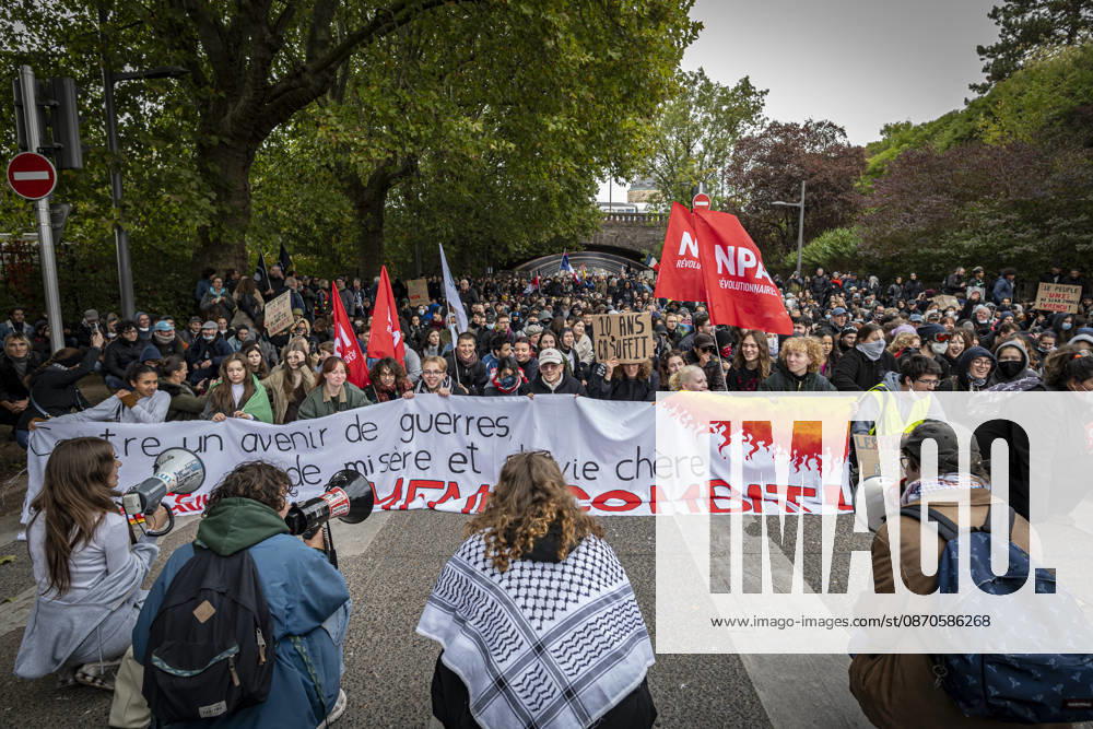 Lorraine, Metz: Once again, several hundred people are demonstrating in Metz, France, on Saturday—students, university students, labor unions, and Yellow Vests gathered at the Place de la République. From there, they marched through the city center to the Centre Pompidou Metz. Escorted by a heavy police presence, the demonstration proceeded peacefull Protest241026001