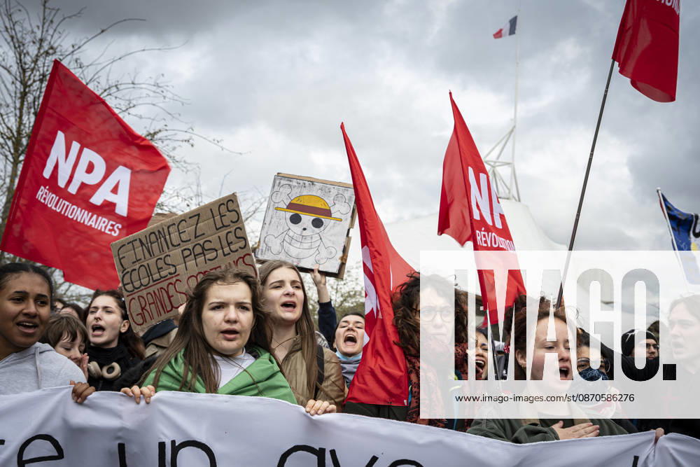 Lorraine, Metz: Once again, several hundred people are demonstrating in Metz, France, on Saturday—students, university students, labor unions, and Yellow Vests gathered at the Place de la République. From there, they marched through the city center to the Centre Pompidou Metz. Escorted by a heavy police presence, the demonstration proceeded peacefull Protest241026001