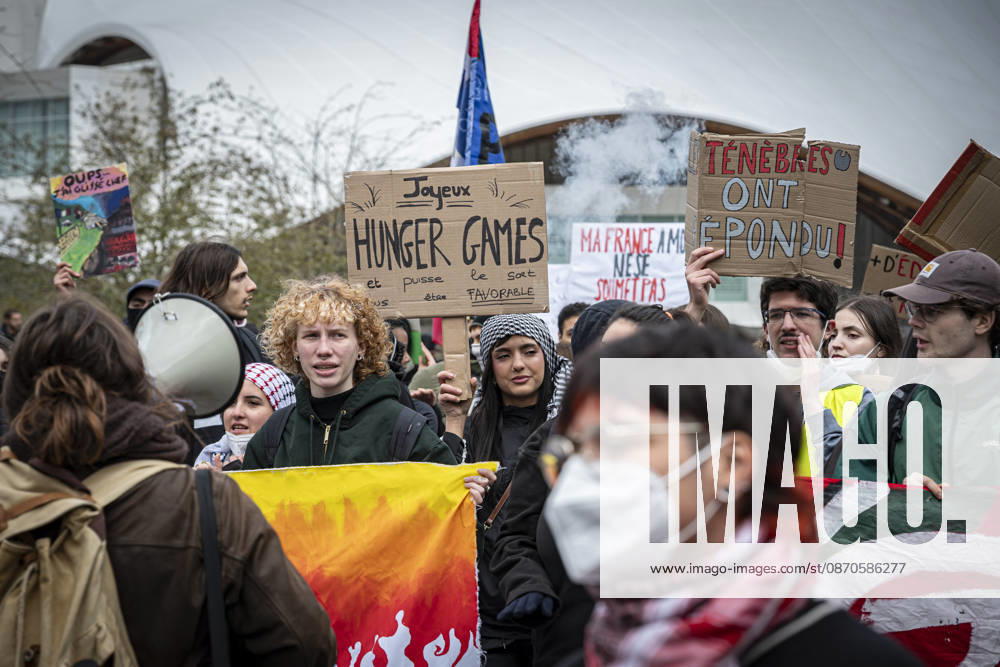 Lorraine, Metz: Once again, several hundred people are demonstrating in Metz, France, on Saturday—students, university students, labor unions, and Yellow Vests gathered at the Place de la République. From there, they marched through the city center to the Centre Pompidou Metz. Escorted by a heavy police presence, the demonstration proceeded peacefull Protest241026001