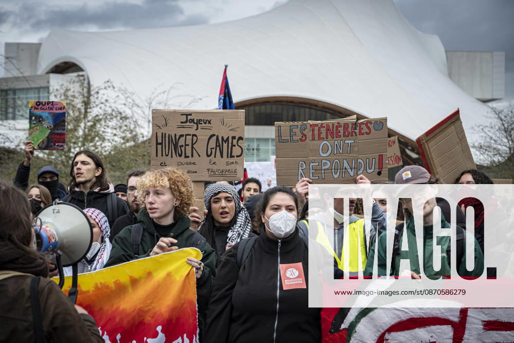 Lorraine, Metz: Once again, several hundred people are demonstrating in Metz, France, on Saturday—students, university students, labor unions, and Yellow Vests gathered at the Place de la République. From there, they marched through the city center to the Centre Pompidou Metz. Escorted by a heavy police presence, the demonstration proceeded peacefull Protest241026001
