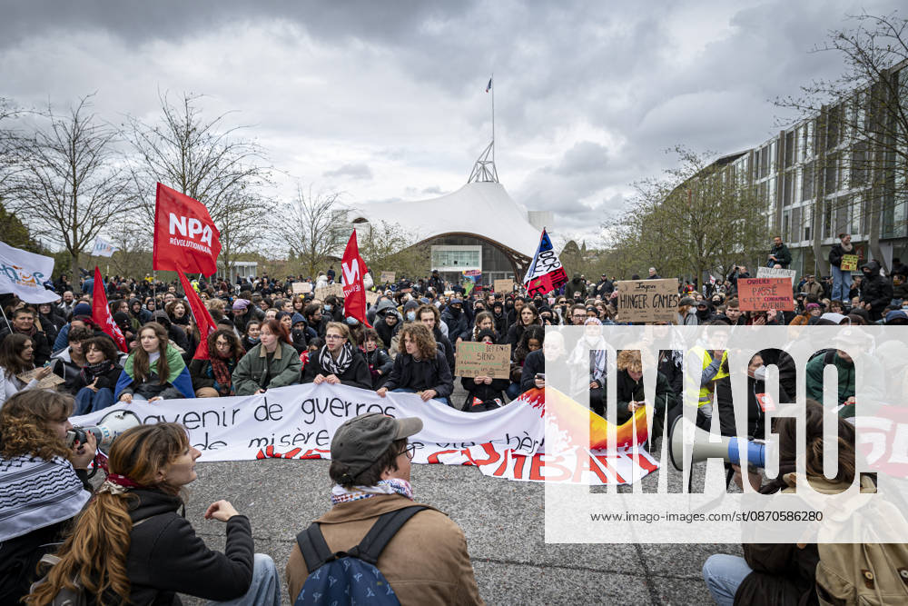 Lorraine, Metz: Once again, several hundred people are demonstrating in Metz, France, on Saturday—students, university students, labor unions, and Yellow Vests gathered at the Place de la République. From there, they marched through the city center to the Centre Pompidou Metz. Escorted by a heavy police presence, the demonstration proceeded peacefull Protest241026001