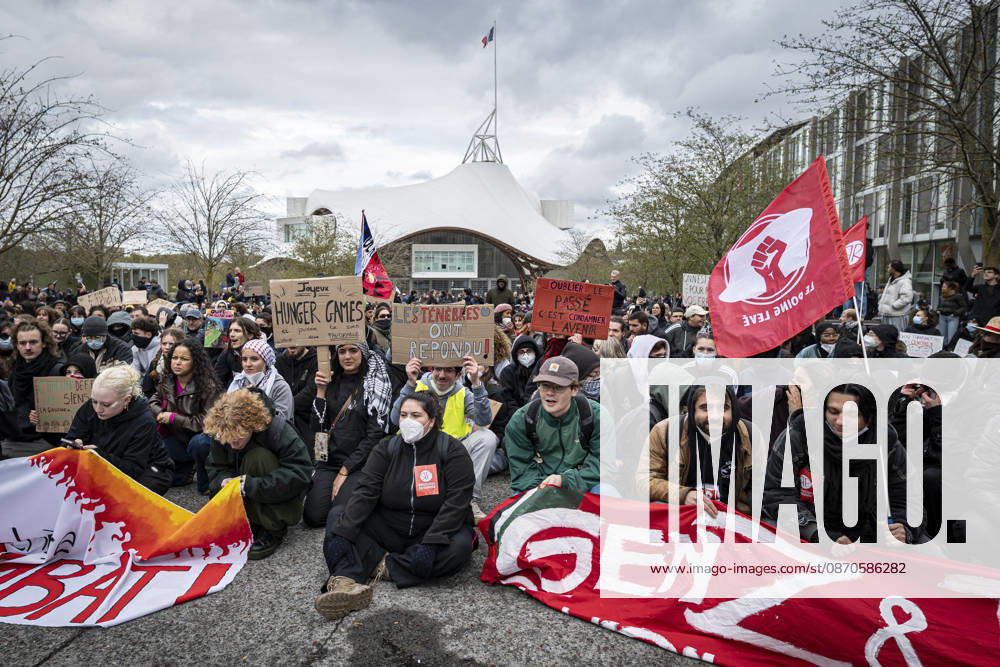 Lorraine, Metz: Once again, several hundred people are demonstrating in Metz, France, on Saturday—students, university students, labor unions, and Yellow Vests gathered at the Place de la République. From there, they marched through the city center to the Centre Pompidou Metz. Escorted by a heavy police presence, the demonstration proceeded peacefull Protest241026001