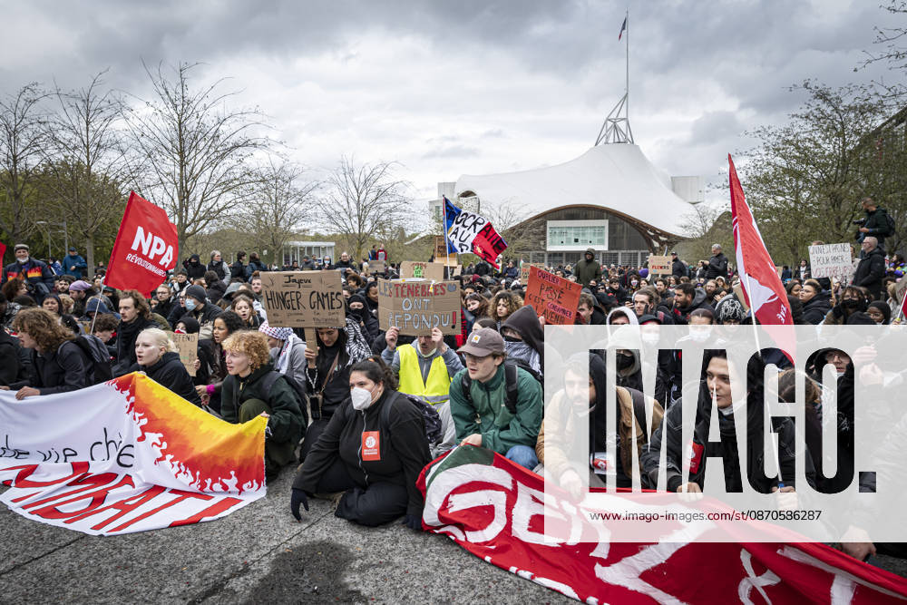 Lorraine, Metz: Once again, several hundred people are demonstrating in Metz, France, on Saturday—students, university students, labor unions, and Yellow Vests gathered at the Place de la République. From there, they marched through the city center to the Centre Pompidou Metz. Escorted by a heavy police presence, the demonstration proceeded peacefull Protest241026001