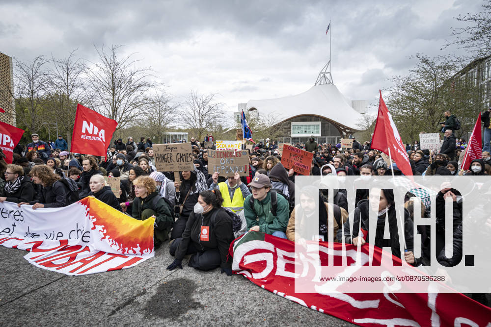 Lorraine, Metz: Once again, several hundred people are demonstrating in Metz, France, on Saturday—students, university students, labor unions, and Yellow Vests gathered at the Place de la République. From there, they marched through the city center to the Centre Pompidou Metz. Escorted by a heavy police presence, the demonstration proceeded peacefull Protest241026001