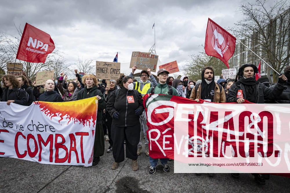 Lorraine, Metz: Once again, several hundred people are demonstrating in Metz, France, on Saturday—students, university students, labor unions, and Yellow Vests gathered at the Place de la République. From there, they marched through the city center to the Centre Pompidou Metz. Escorted by a heavy police presence, the demonstration proceeded peacefull Protest241026001