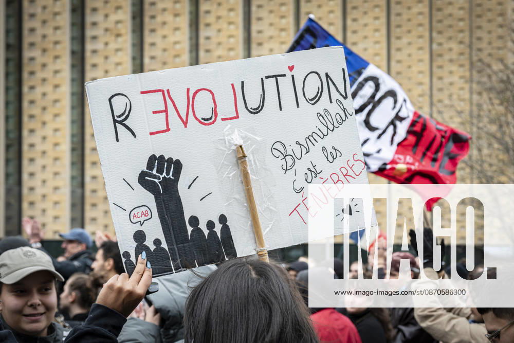 Lorraine, Metz: Once again, several hundred people are demonstrating in Metz, France, on Saturday—students, university students, labor unions, and Yellow Vests gathered at the Place de la République. From there, they marched through the city center to the Centre Pompidou Metz. Escorted by a heavy police presence, the demonstration proceeded peacefull Protest241026001