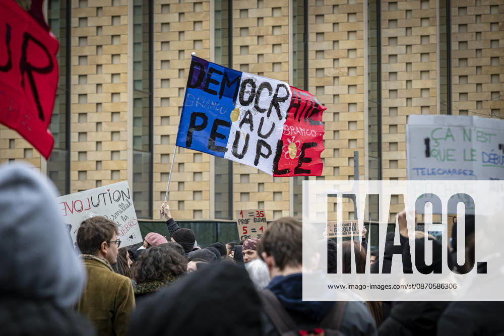 Lorraine, Metz: Once again, several hundred people are demonstrating in Metz, France, on Saturday—students, university students, labor unions, and Yellow Vests gathered at the Place de la République. From there, they marched through the city center to the Centre Pompidou Metz. Escorted by a heavy police presence, the demonstration proceeded peacefull Protest241026001