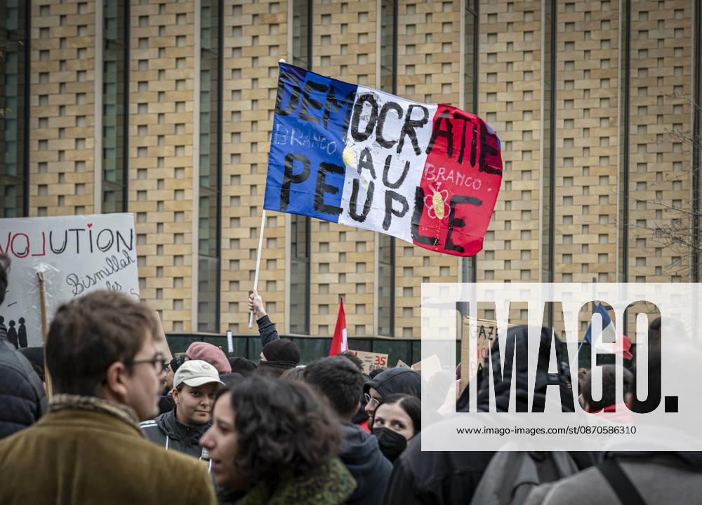 Lorraine, Metz: Once again, several hundred people are demonstrating in Metz, France, on Saturday—students, university students, labor unions, and Yellow Vests gathered at the Place de la République. From there, they marched through the city center to the Centre Pompidou Metz. Escorted by a heavy police presence, the demonstration proceeded peacefull Protest241026001