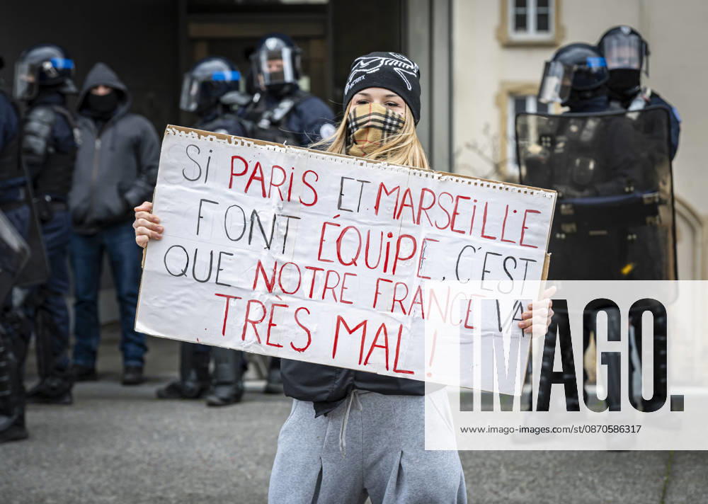 Lorraine, Metz: Once again, several hundred people are demonstrating in Metz, France, on Saturday—students, university students, labor unions, and Yellow Vests gathered at the Place de la République. From there, they marched through the city center to the Centre Pompidou Metz. Escorted by a heavy police presence, the demonstration proceeded peacefull Protest241026001