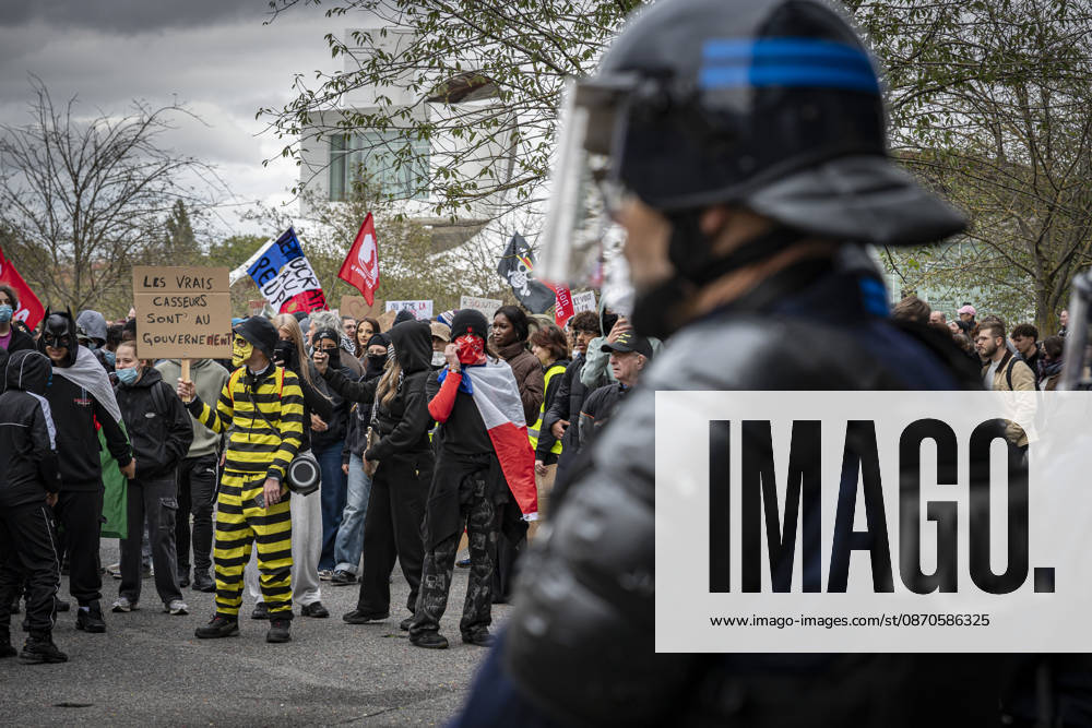 Lorraine, Metz: Once again, several hundred people are demonstrating in Metz, France, on Saturday—students, university students, labor unions, and Yellow Vests gathered at the Place de la République. From there, they marched through the city center to the Centre Pompidou Metz. Escorted by a heavy police presence, the demonstration proceeded peacefull Protest241026001