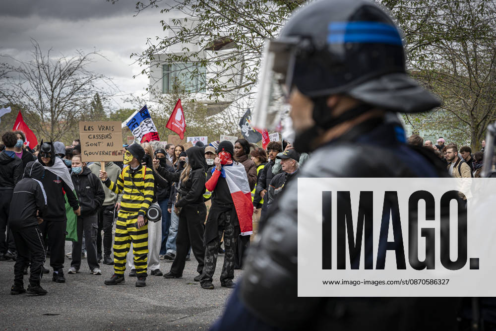 Lorraine, Metz: Once again, several hundred people are demonstrating in Metz, France, on Saturday—students, university students, labor unions, and Yellow Vests gathered at the Place de la République. From there, they marched through the city center to the Centre Pompidou Metz. Escorted by a heavy police presence, the demonstration proceeded peacefull Protest241026001