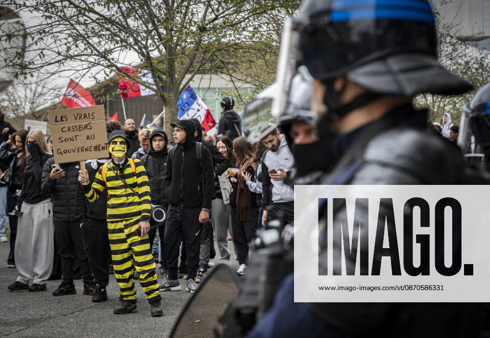 Lorraine, Metz: Once again, several hundred people are demonstrating in Metz, France, on Saturday—students, university students, labor unions, and Yellow Vests gathered at the Place de la République. From there, they marched through the city center to the Centre Pompidou Metz. Escorted by a heavy police presence, the demonstration proceeded peacefull Protest241026001