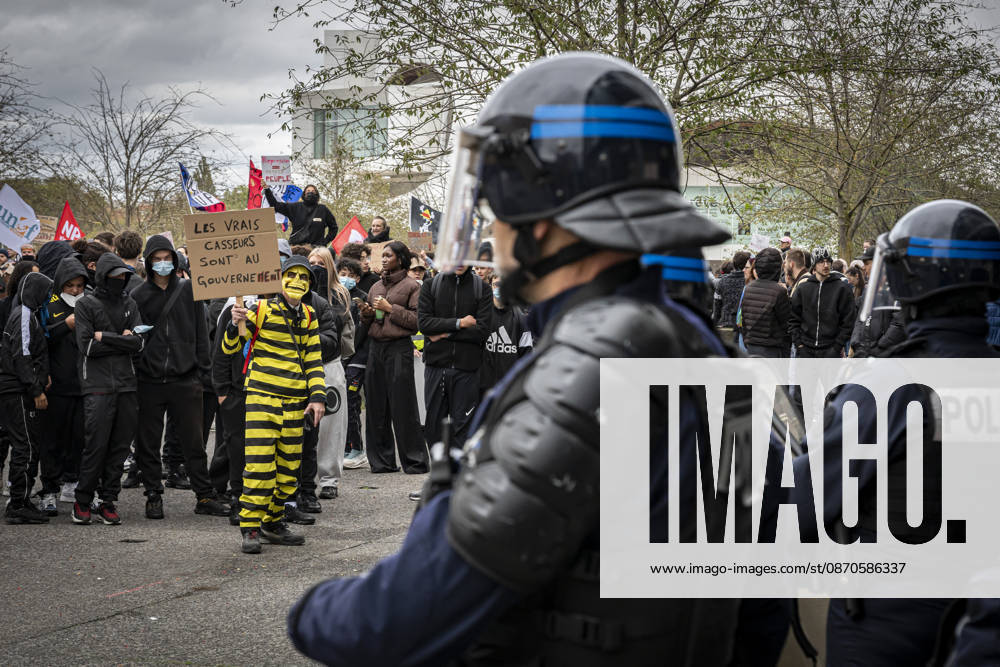 Lorraine, Metz: Once again, several hundred people are demonstrating in Metz, France, on Saturday—students, university students, labor unions, and Yellow Vests gathered at the Place de la République. From there, they marched through the city center to the Centre Pompidou Metz. Escorted by a heavy police presence, the demonstration proceeded peacefull Protest241026001