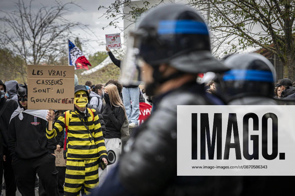 Lorraine, Metz: Once again, several hundred people are demonstrating in Metz, France, on Saturday—students, university students, labor unions, and Yellow Vests gathered at the Place de la République. From there, they marched through the city center to the Centre Pompidou Metz. Escorted by a heavy police presence, the demonstration proceeded peacefull Protest241026001