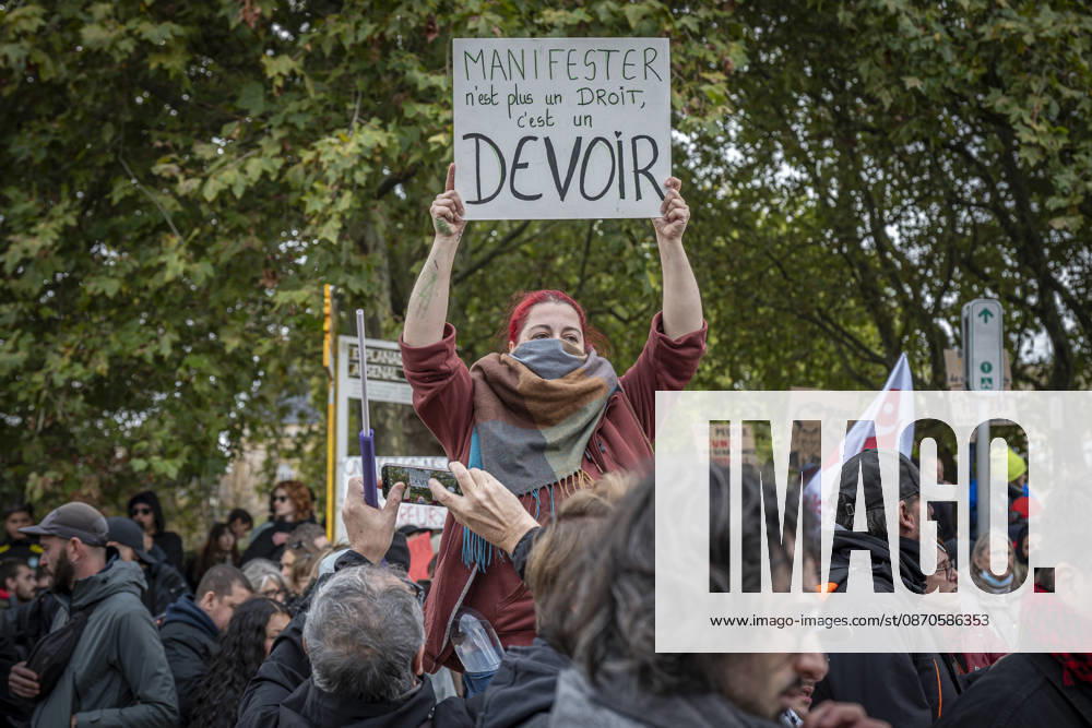 Lorraine, Metz: Once again, several hundred people are demonstrating in Metz, France, on Saturday—students, university students, labor unions, and Yellow Vests gathered at the Place de la République. From there, they marched through the city center to the Centre Pompidou Metz. Escorted by a heavy police presence, the demonstration proceeded peacefull Protest241026001