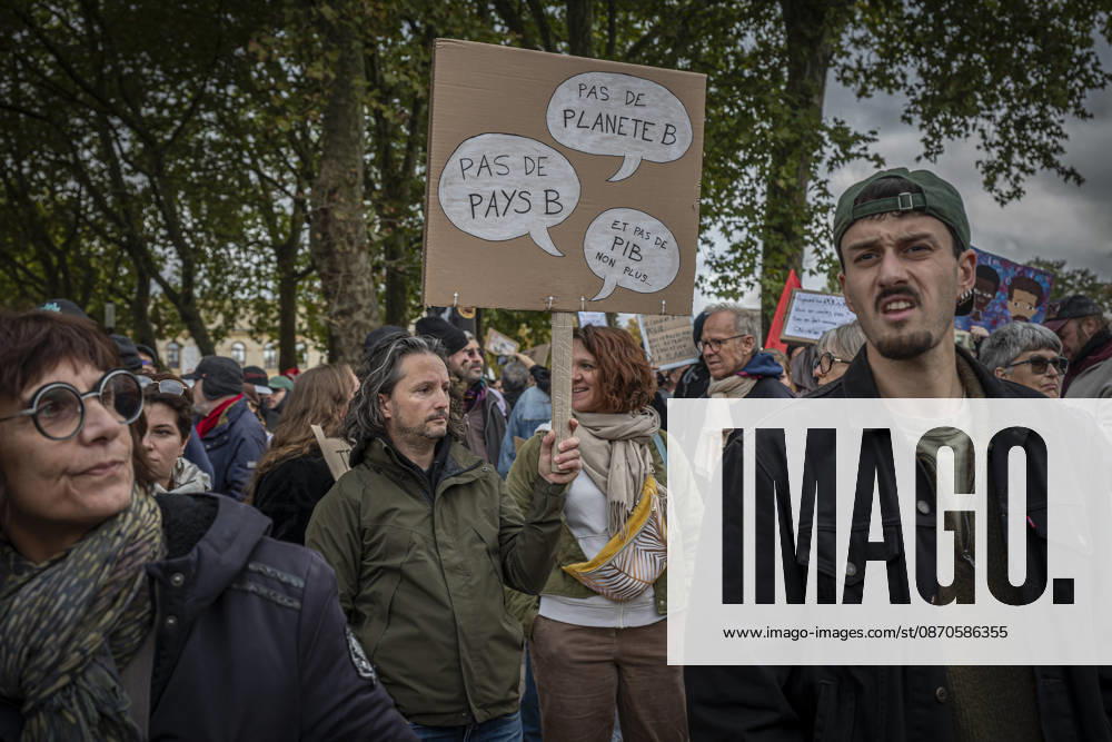 Lorraine, Metz: Once again, several hundred people are demonstrating in Metz, France, on Saturday—students, university students, labor unions, and Yellow Vests gathered at the Place de la République. From there, they marched through the city center to the Centre Pompidou Metz. Escorted by a heavy police presence, the demonstration proceeded peacefull Protest241026001