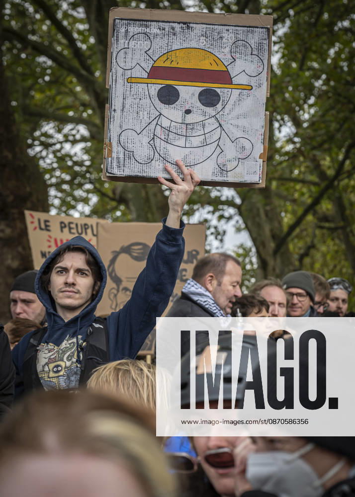 Lorraine, Metz: Once again, several hundred people are demonstrating in Metz, France, on Saturday—students, university students, labor unions, and Yellow Vests gathered at the Place de la République. From there, they marched through the city center to the Centre Pompidou Metz. Escorted by a heavy police presence, the demonstration proceeded peacefull Protest241026001