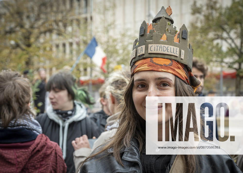 Lorraine, Metz: Once again, several hundred people are demonstrating in Metz, France, on Saturday—students, university students, labor unions, and Yellow Vests gathered at the Place de la République. From there, they marched through the city center to the Centre Pompidou Metz. Escorted by a heavy police presence, the demonstration proceeded peacefull Protest241026001