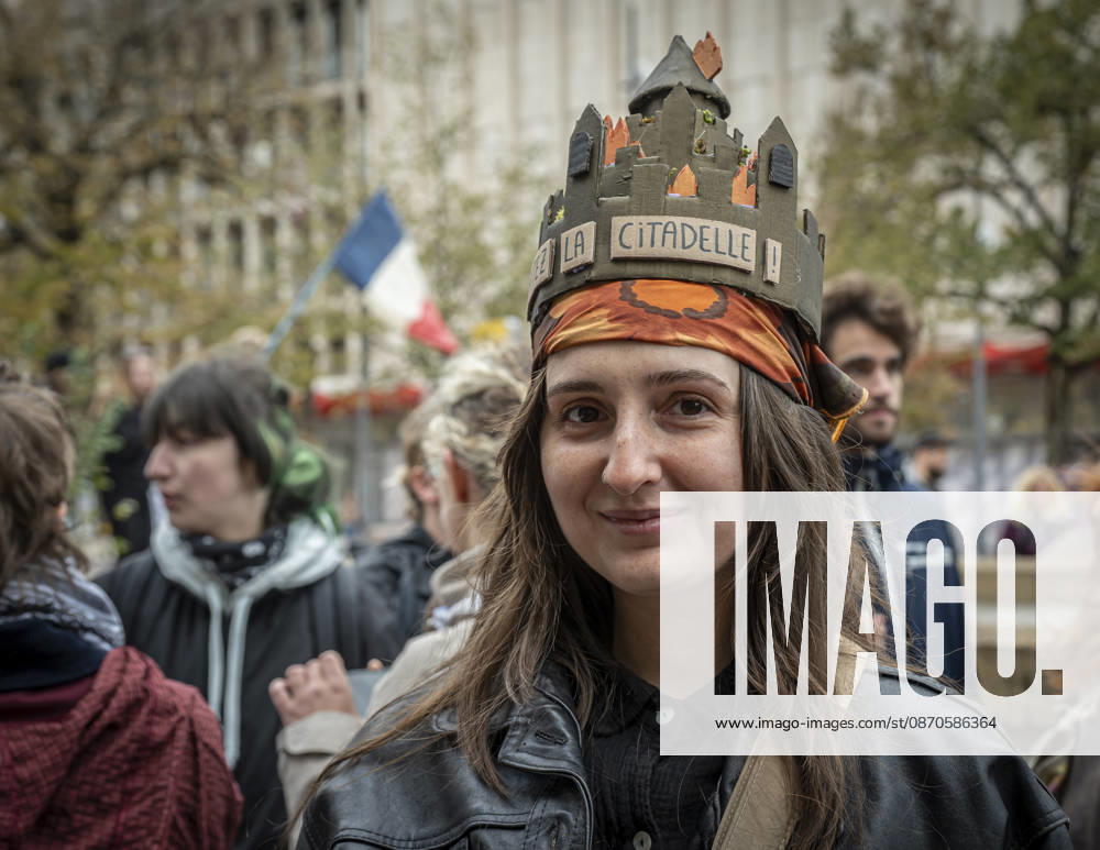 Lorraine, Metz: Once again, several hundred people are demonstrating in Metz, France, on Saturday—students, university students, labor unions, and Yellow Vests gathered at the Place de la République. From there, they marched through the city center to the Centre Pompidou Metz. Escorted by a heavy police presence, the demonstration proceeded peacefull Protest241026001