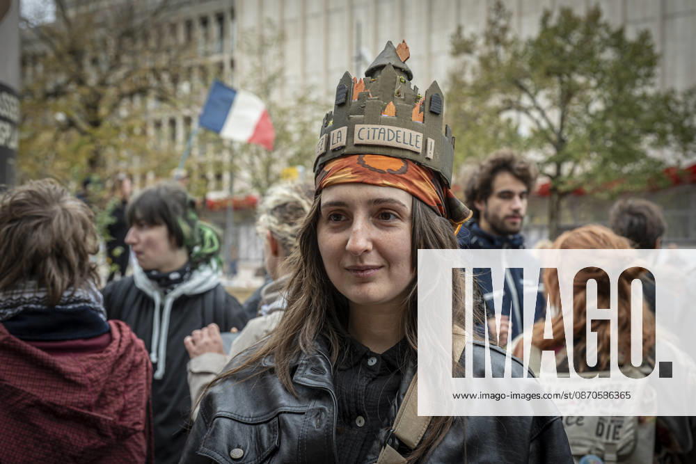 Lorraine, Metz: Once again, several hundred people are demonstrating in Metz, France, on Saturday—students, university students, labor unions, and Yellow Vests gathered at the Place de la République. From there, they marched through the city center to the Centre Pompidou Metz. Escorted by a heavy police presence, the demonstration proceeded peacefull Protest241026001