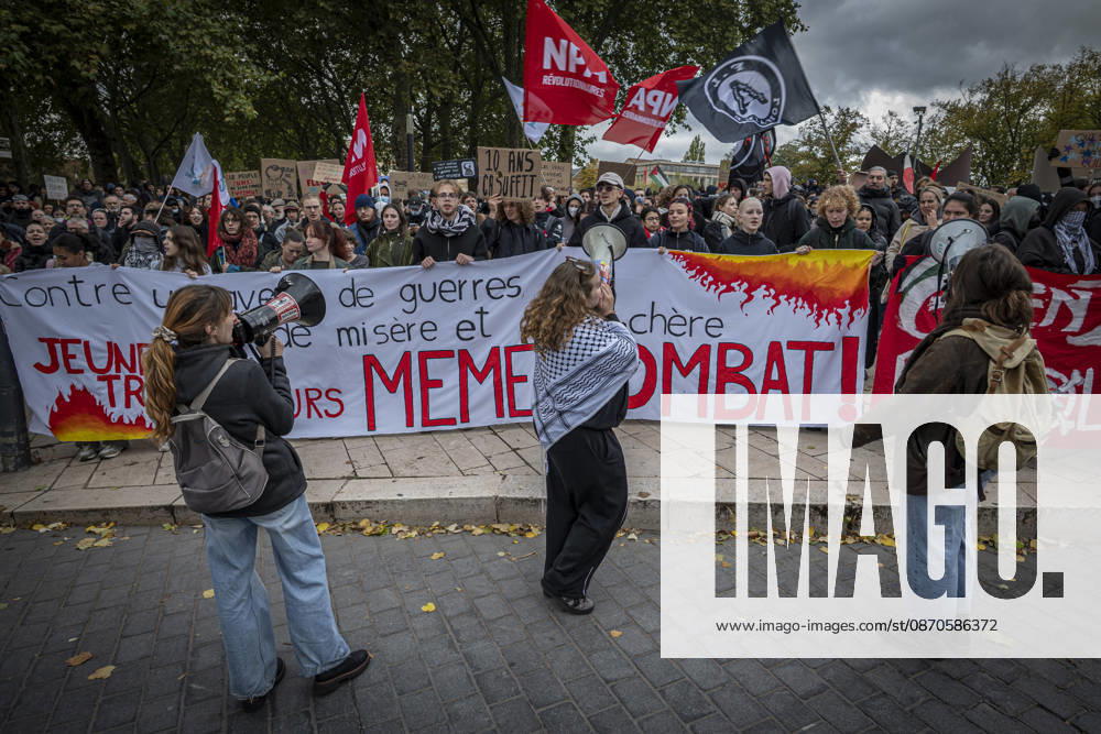 Lorraine, Metz: Once again, several hundred people are demonstrating in Metz, France, on Saturday—students, university students, labor unions, and Yellow Vests gathered at the Place de la République. From there, they marched through the city center to the Centre Pompidou Metz. Escorted by a heavy police presence, the demonstration proceeded peacefull Protest241026001