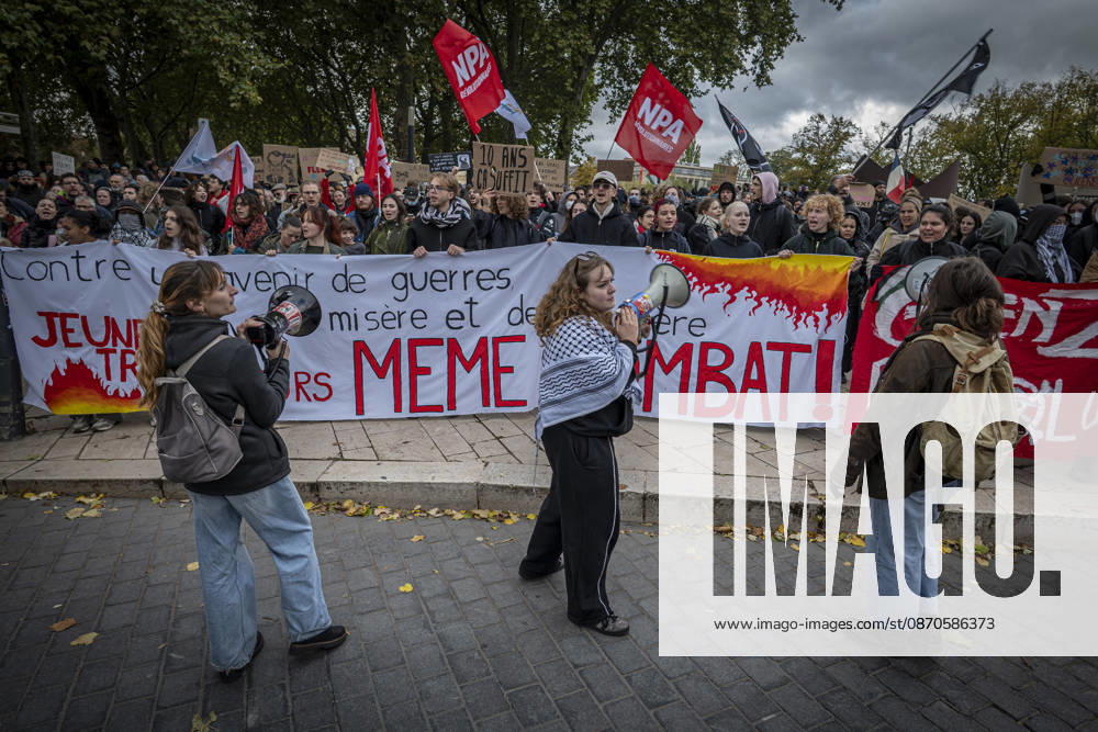Lorraine, Metz: Once again, several hundred people are demonstrating in Metz, France, on Saturday—students, university students, labor unions, and Yellow Vests gathered at the Place de la République. From there, they marched through the city center to the Centre Pompidou Metz. Escorted by a heavy police presence, the demonstration proceeded peacefull Protest241026001