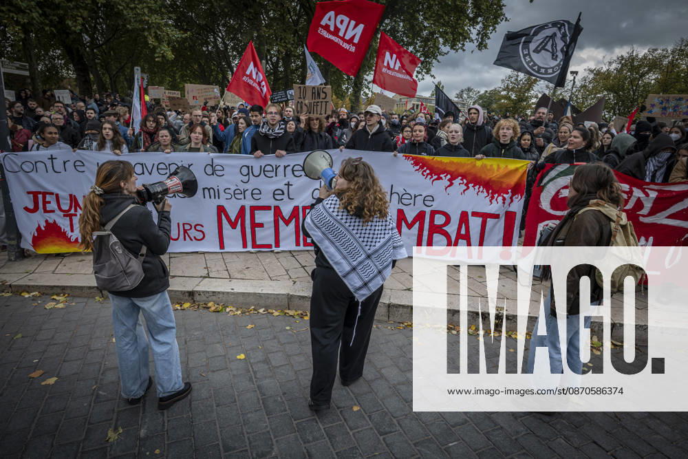Lorraine, Metz: Once again, several hundred people are demonstrating in Metz, France, on Saturday—students, university students, labor unions, and Yellow Vests gathered at the Place de la République. From there, they marched through the city center to the Centre Pompidou Metz. Escorted by a heavy police presence, the demonstration proceeded peacefull Protest241026001