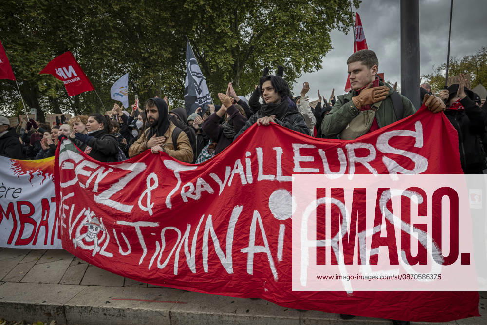 Lorraine, Metz: Once again, several hundred people are demonstrating in Metz, France, on Saturday—students, university students, labor unions, and Yellow Vests gathered at the Place de la République. From there, they marched through the city center to the Centre Pompidou Metz. Escorted by a heavy police presence, the demonstration proceeded peacefull Protest241026001
